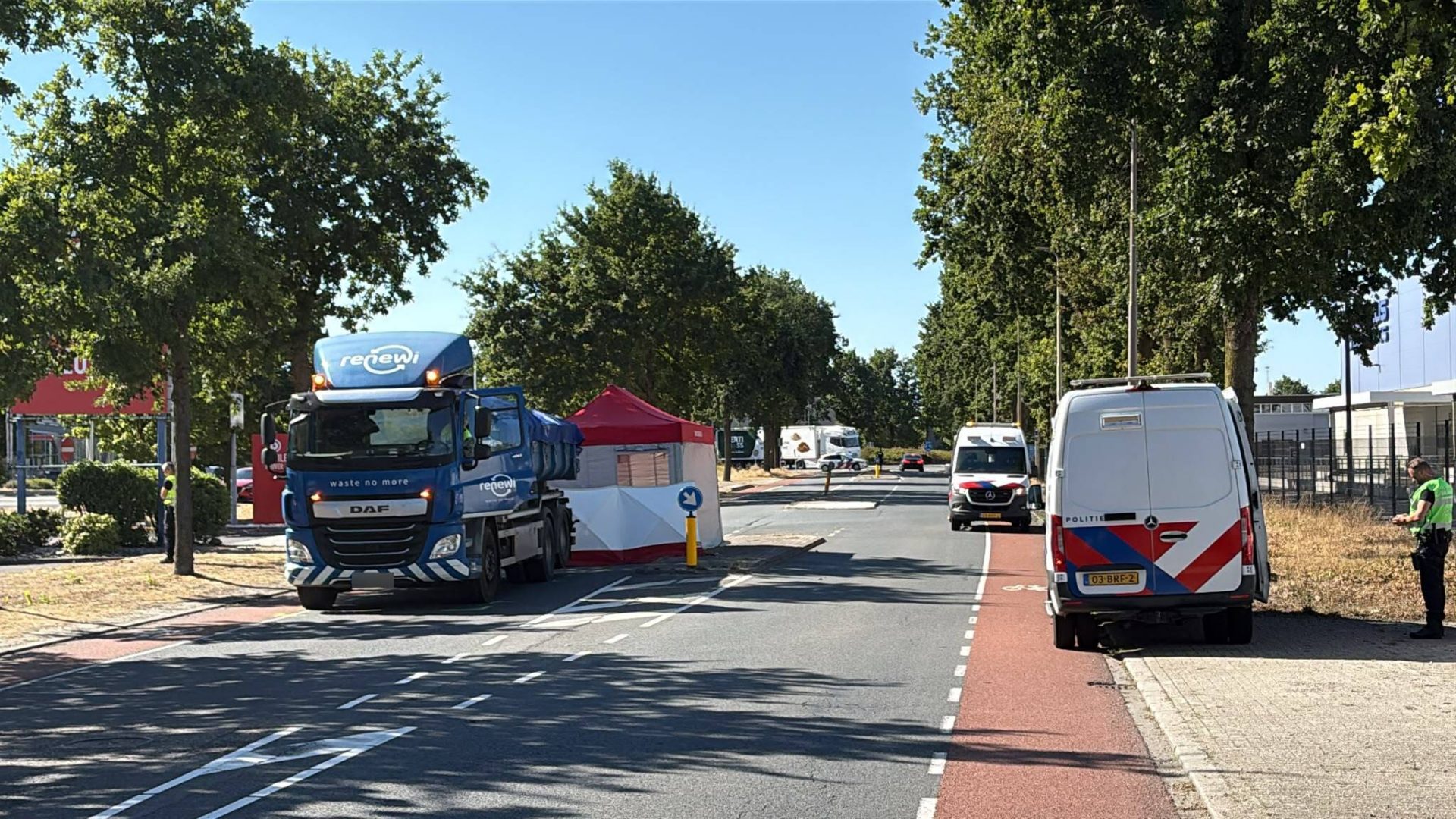 Fietser botst met vrachtwagen en overlijdt op industrieterrein