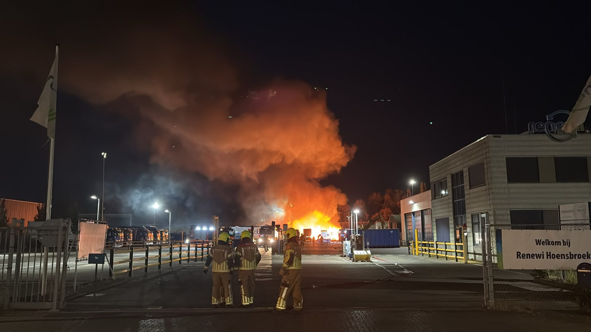 Grote brand bij afvalbedrijf zorgt voor enorme rookwolken