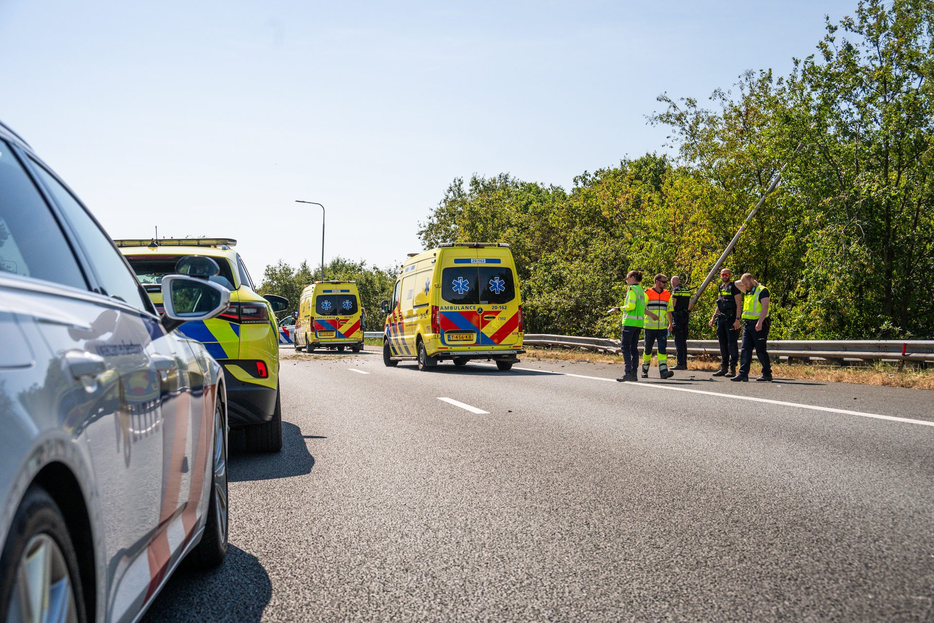 Auto belandt in berm, bestuurder overleden op A16 bij Breda