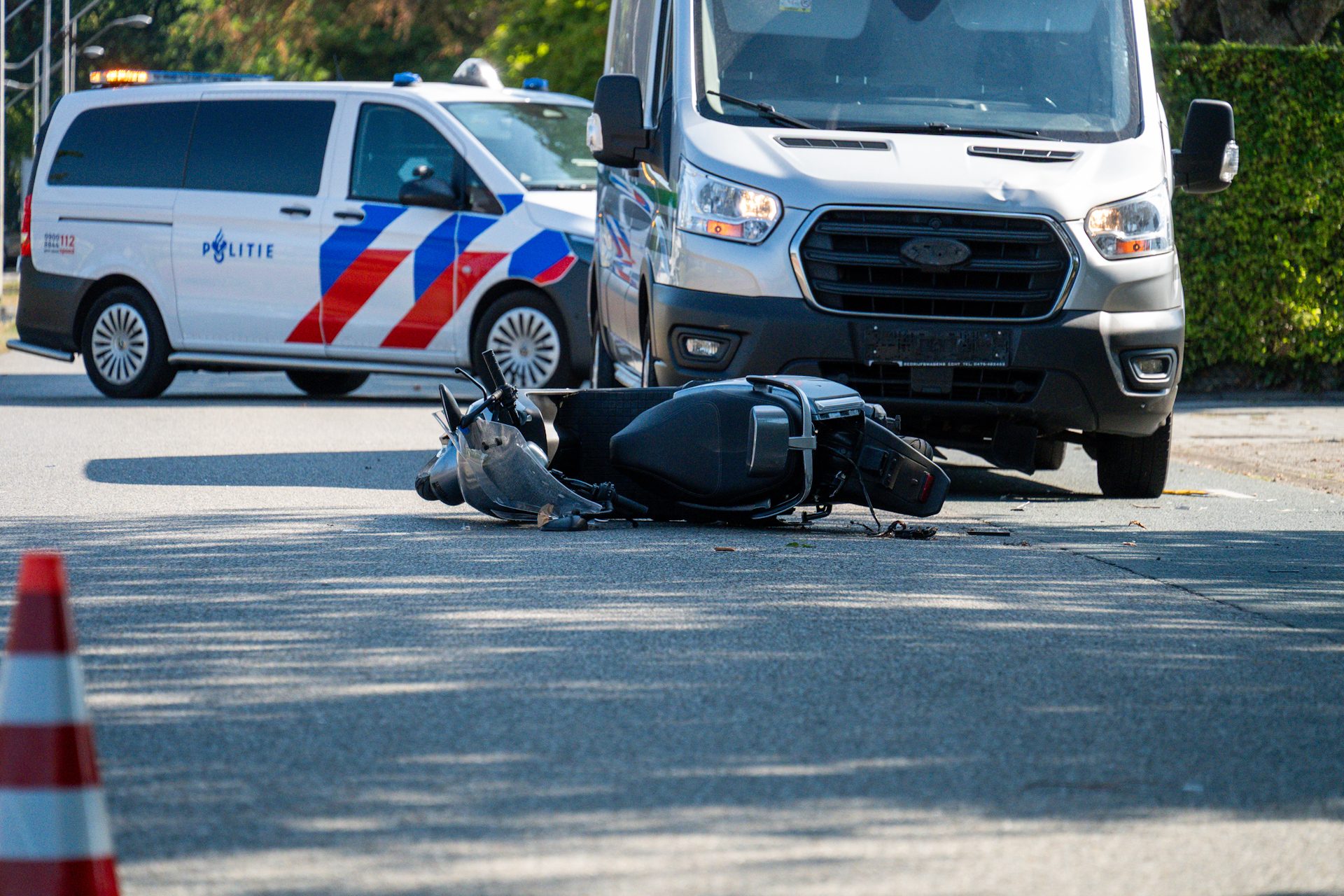 Bromfietser zwaargewond na botsing met bestelauto