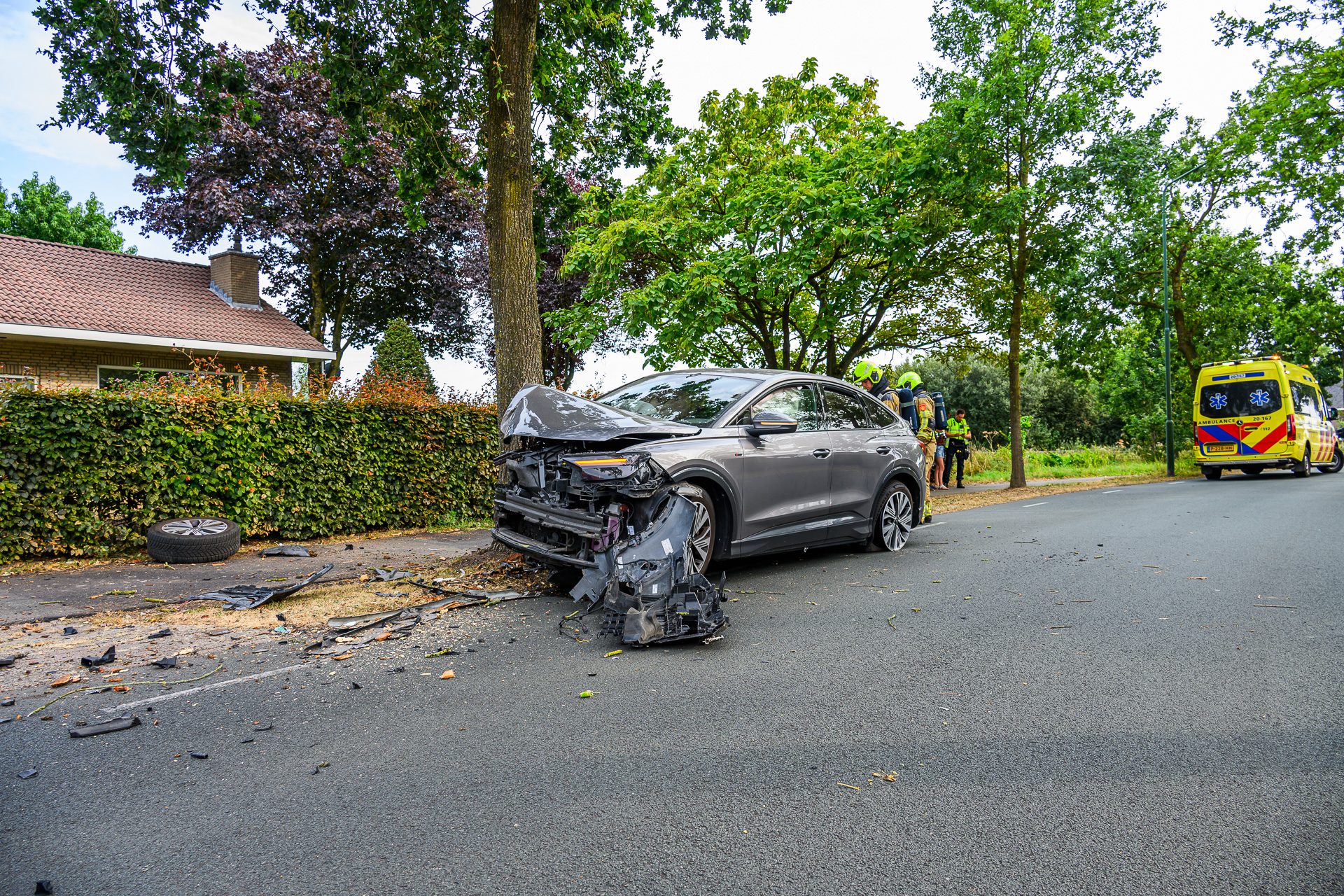 Bestuurster gewond nadat auto tegen boom botst