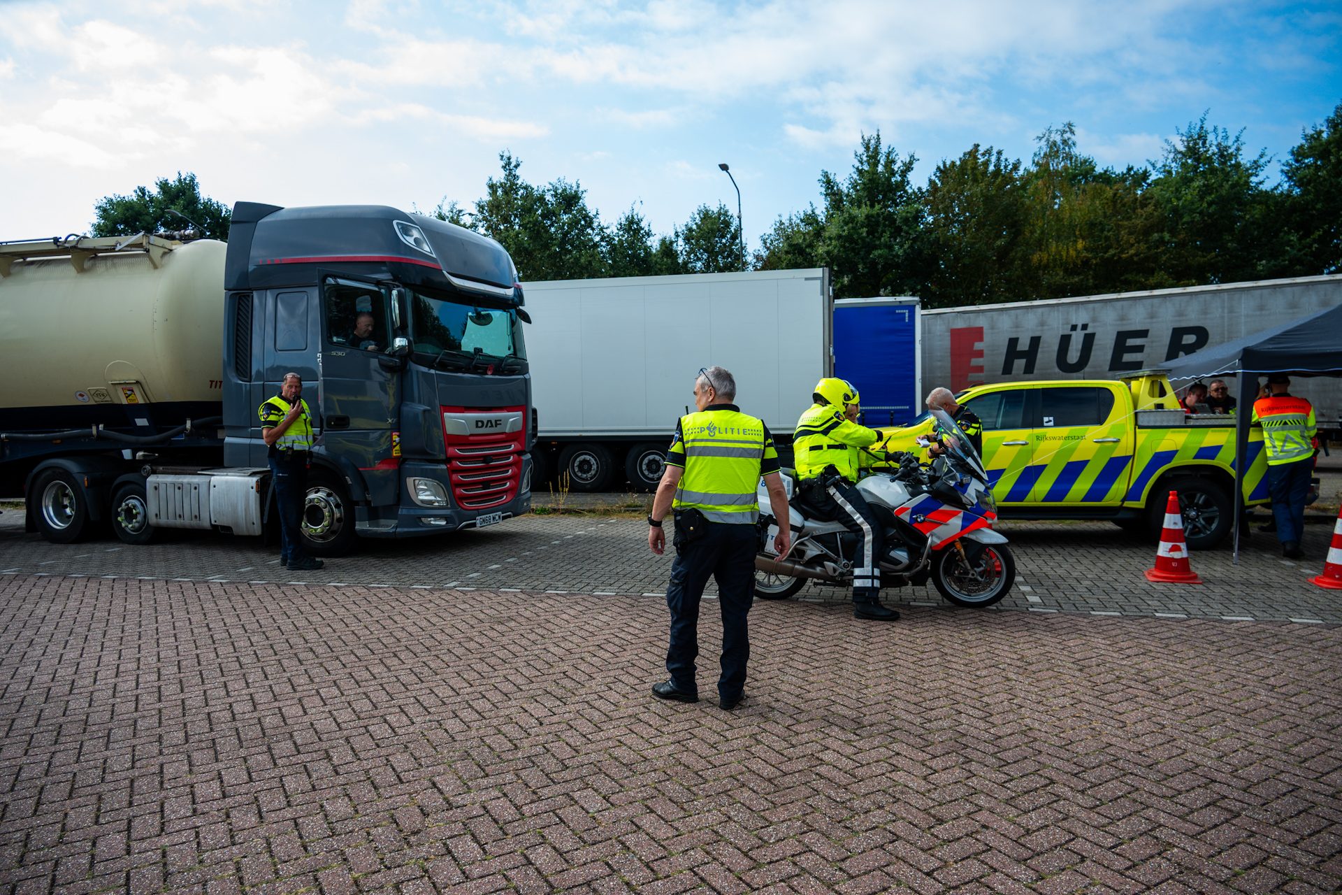 Politie start fysieke controles op vrachtwagenverbod