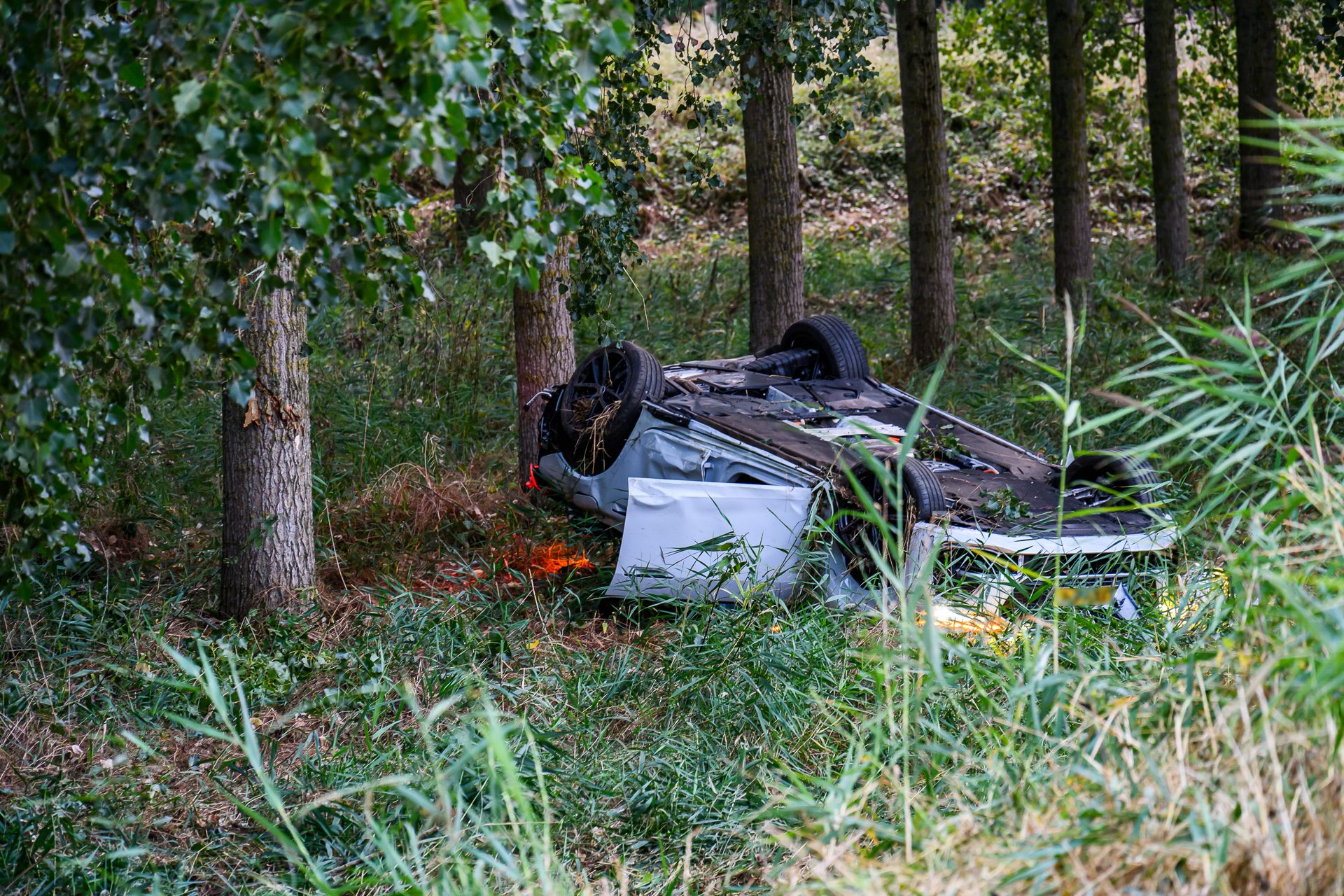 Auto crasht mogelijk tijdens achtervolging, drie gewonden