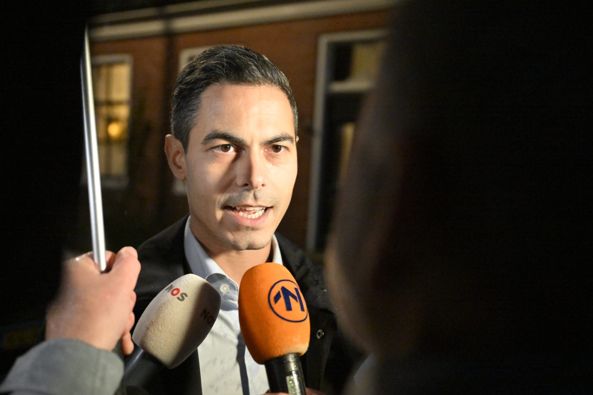 Beveiliging haalt premier Jetten van podium na protest tijdens D66-congres