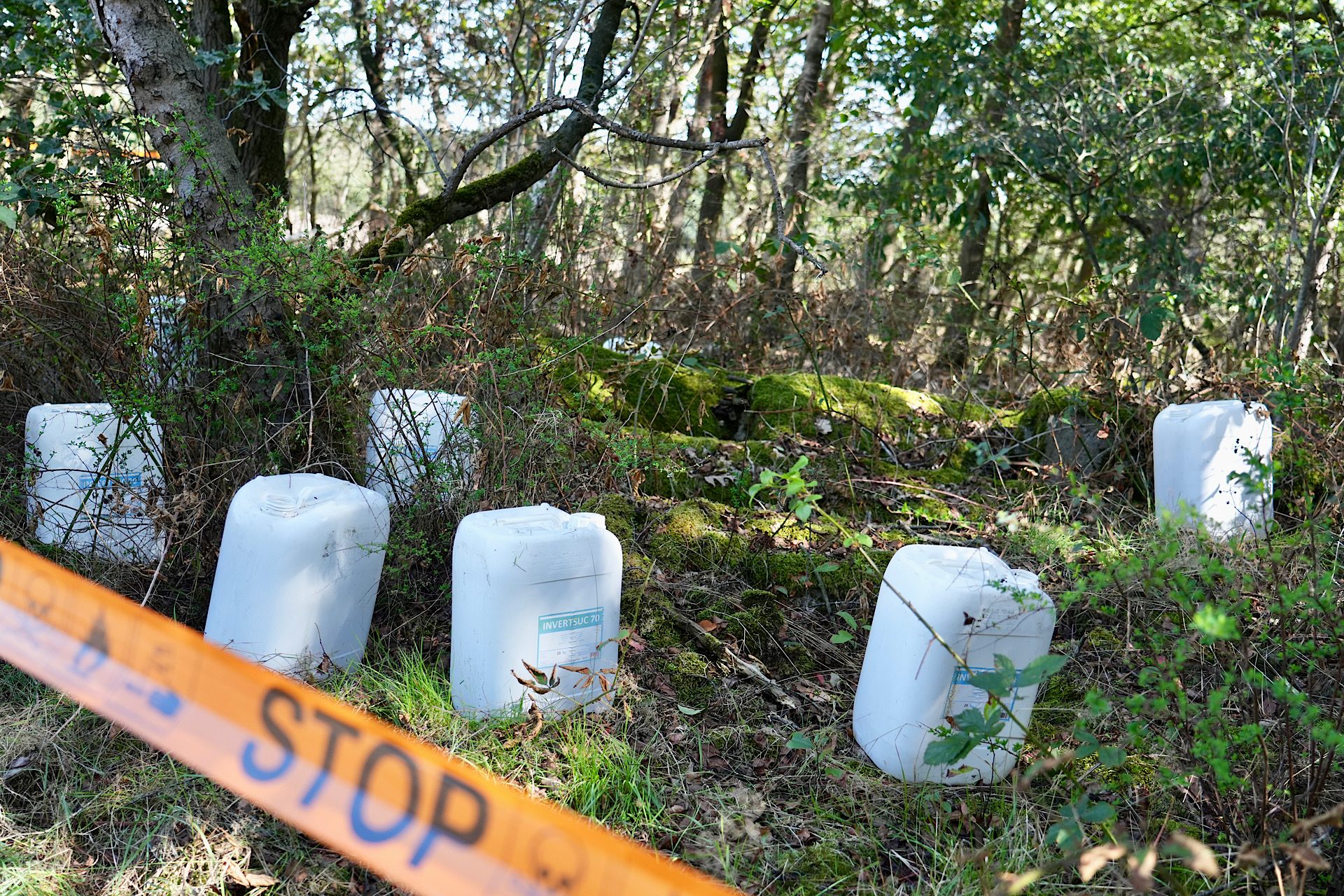 Achttien vaten met mogelijk drugsafval gedumpt
