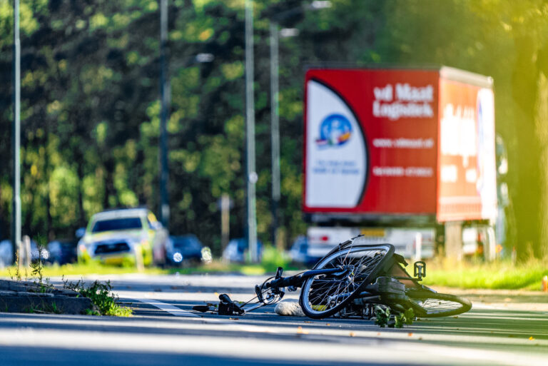 83-jarige fietser overleden na aanrijding met vrachtwagen