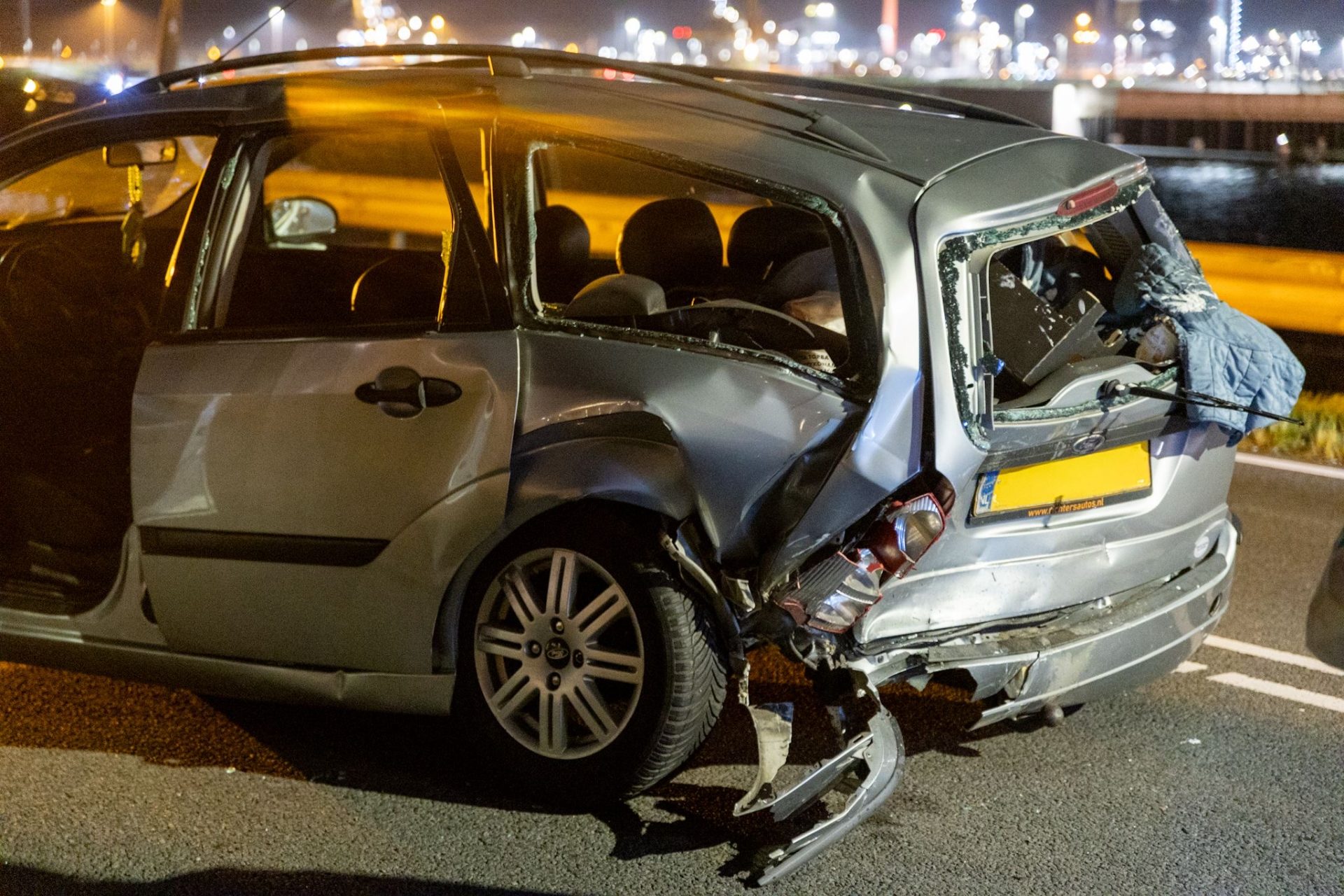 Meerdere gewonden na zware aanrijding tussen twee auto's in IJmuiden