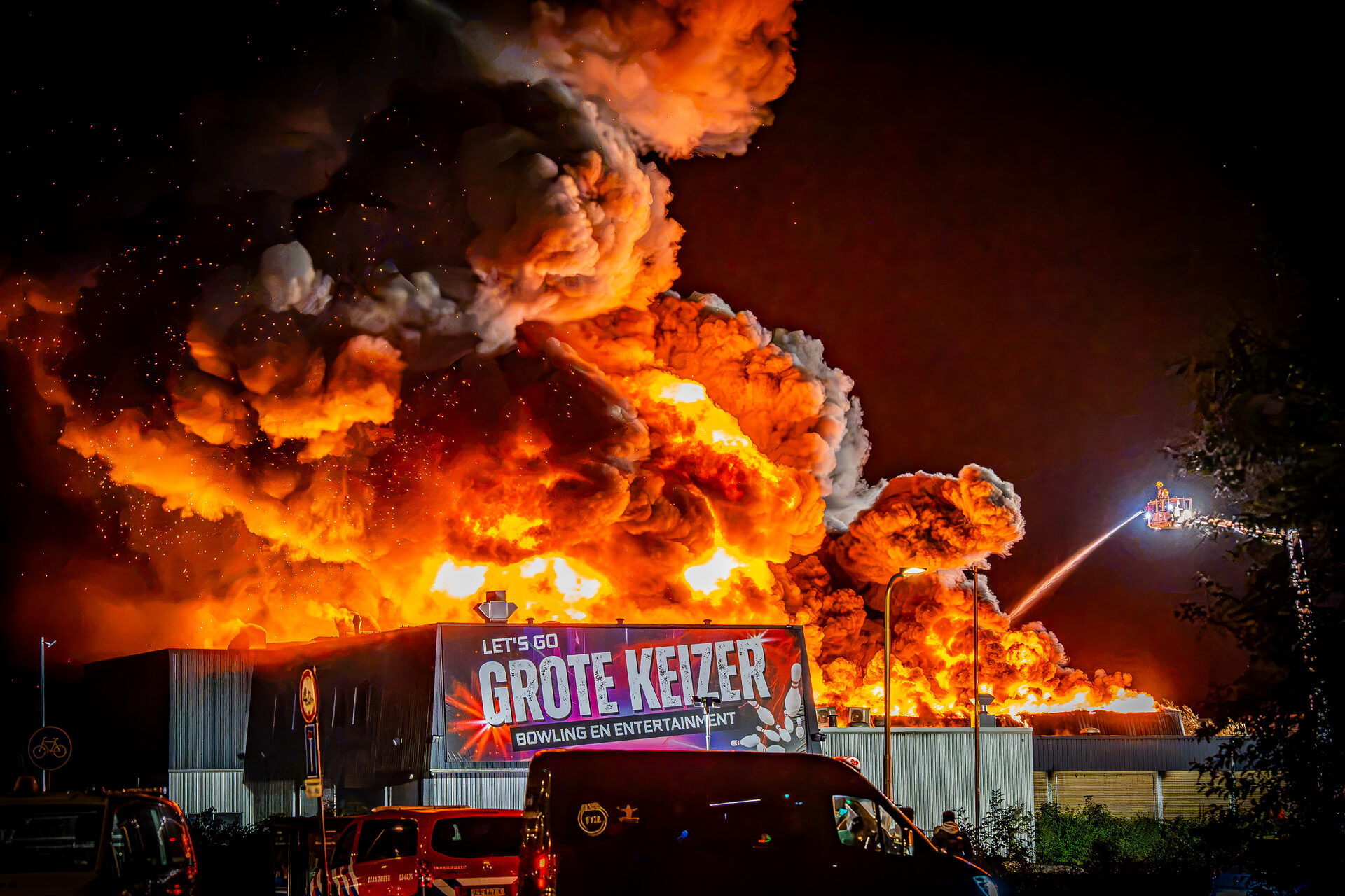 Grote brand uitslaande brand verwoest bowlingcentrum