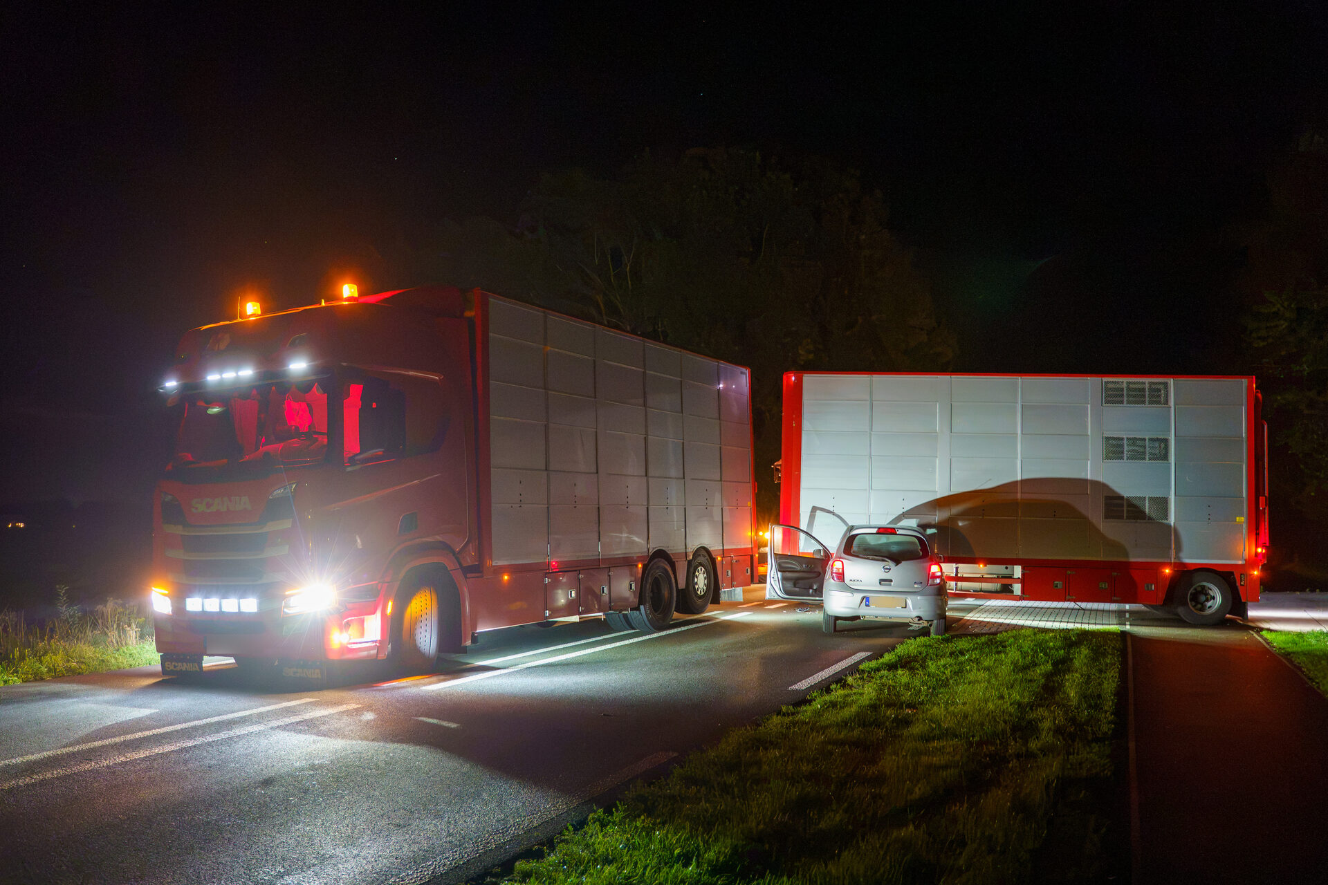 Auto zwaar beschadigd na botsing met vrachtwagencombinatie