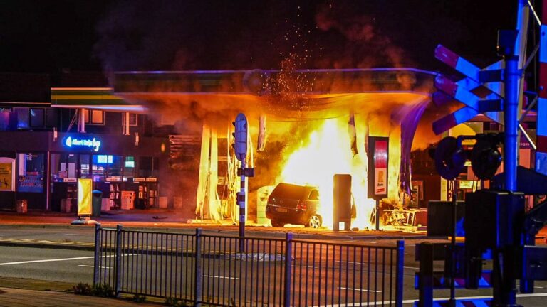Dode en twee gewonden na botsing tegen tankstation