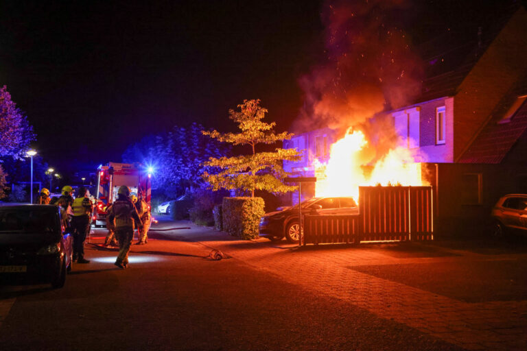 Auto vliegt in brand, bewoners vluchten huis uit