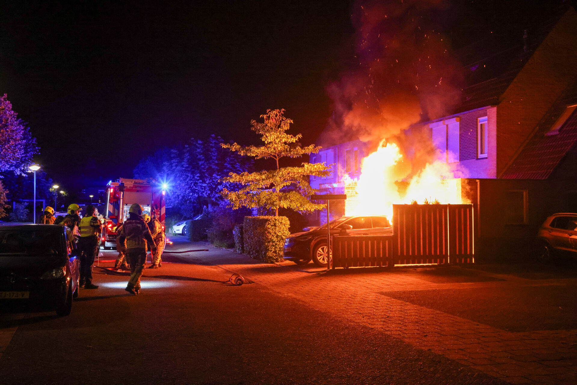 Auto vliegt in brand, bewoners vluchten huis uit