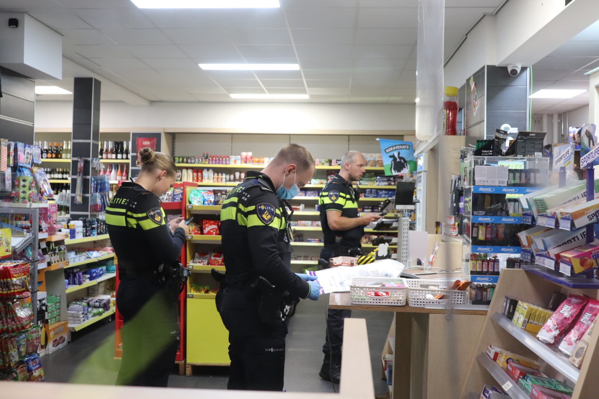 Man bedreigd met mes tijdens overval op avondwinkel