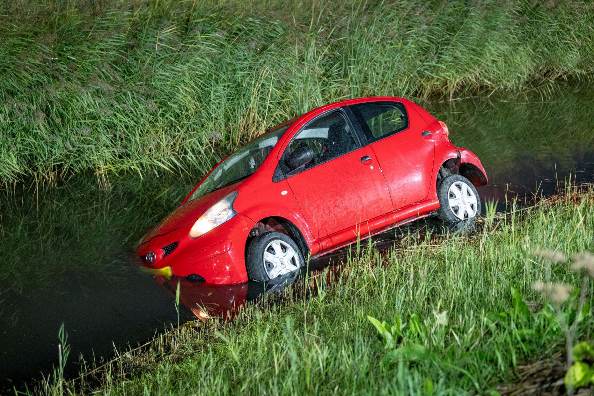 Automobilist verliest macht over stuur en belandt in sloot naast snelweg