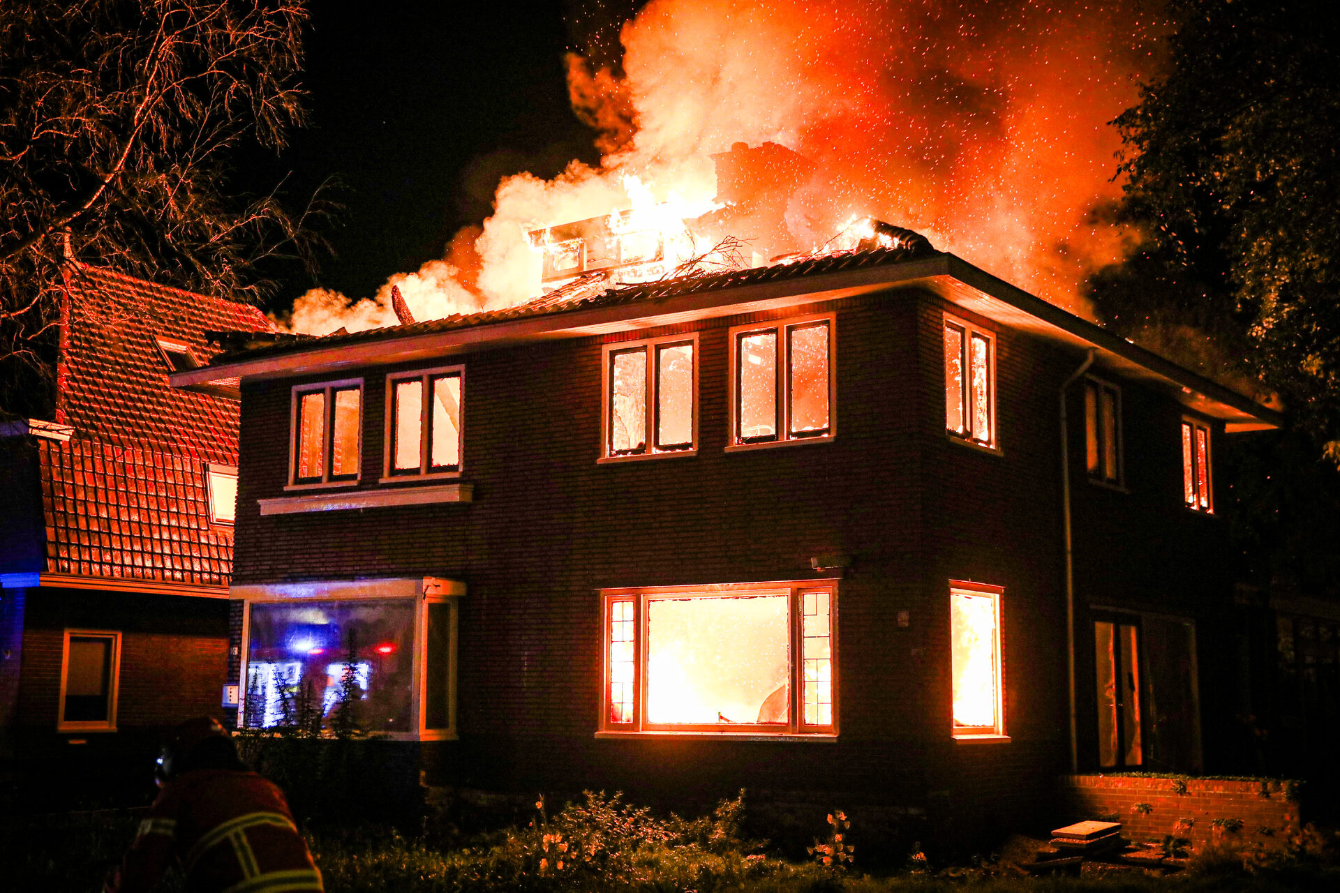 Uitslaande brand verwoest woning, bewoner gewond