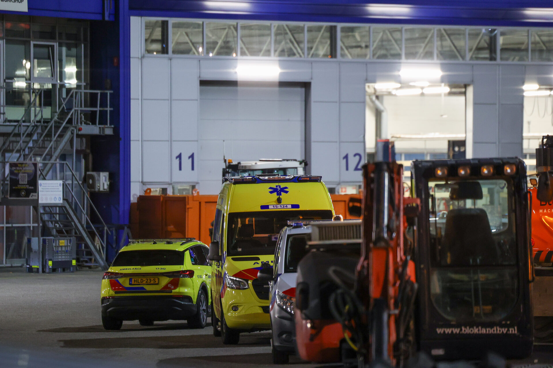 Tiental inklimmers aangetroffen op bedrijfsterrein, vier ambulances ingezet