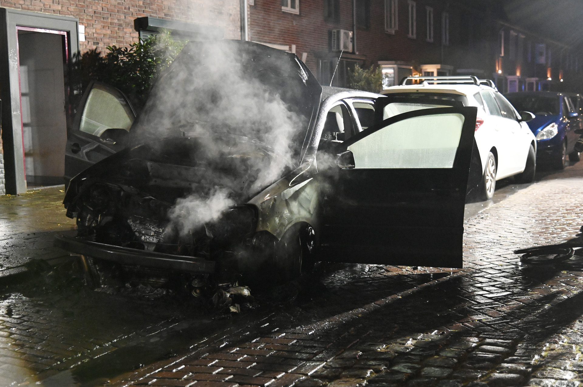 Auto uitgebrand en ruit woning vernield met baksteen