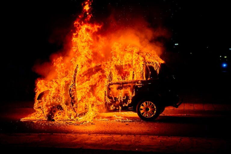 Rokende auto verandert in vlammenzee, bestuurder met schrik vrij