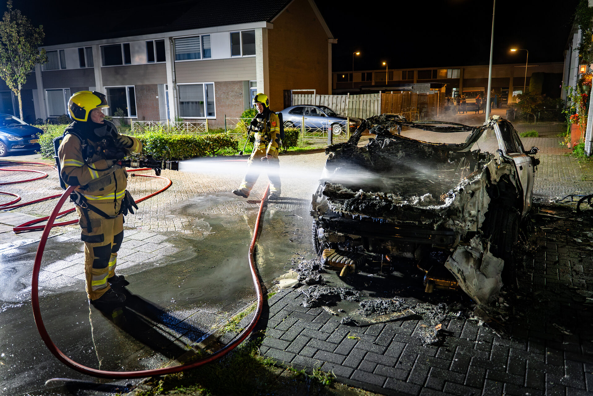 Opnieuw auto uitgebrand voor woning, politie zoekt getuigen