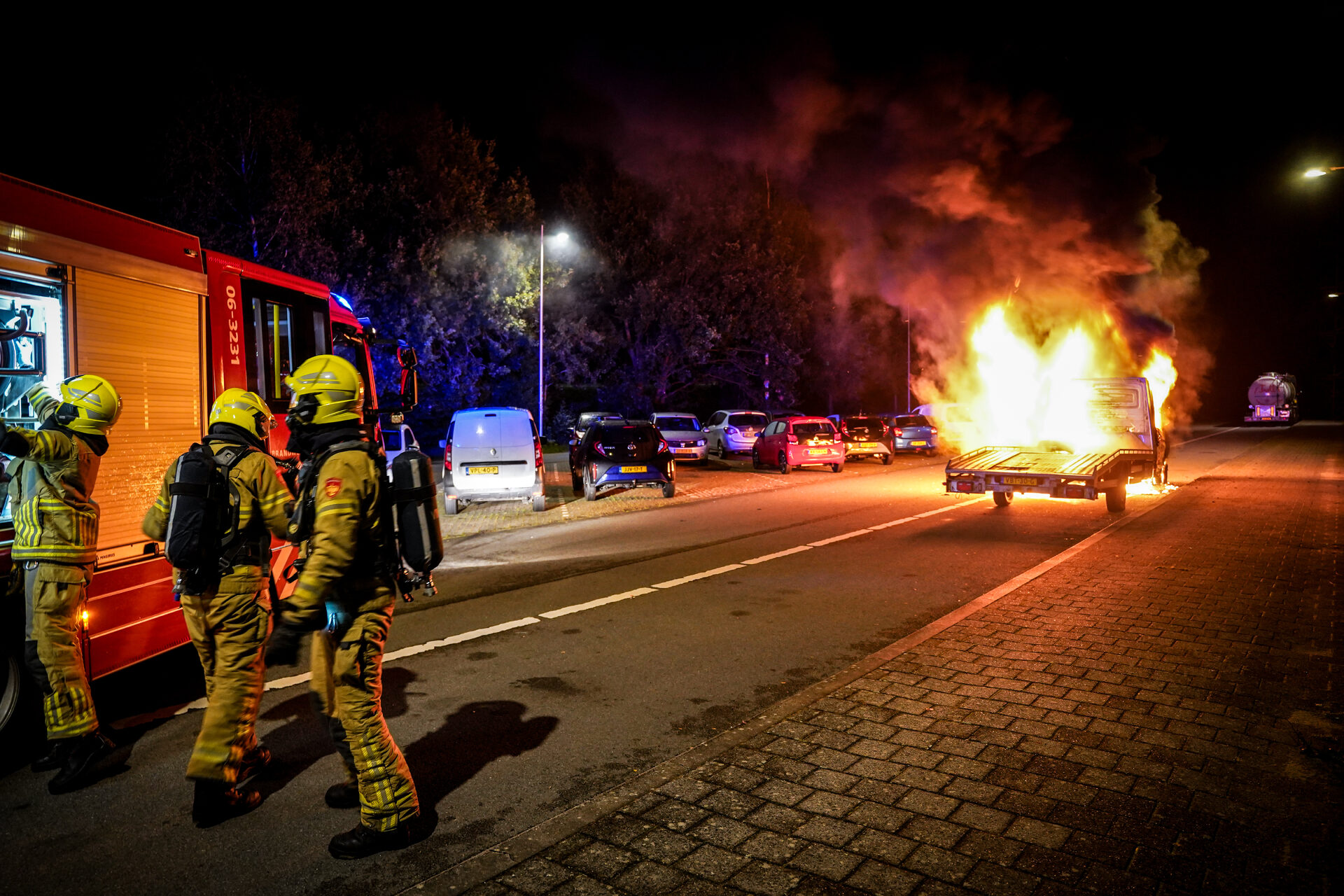 Autotransporter in lichterlaaie op carpoolplaats