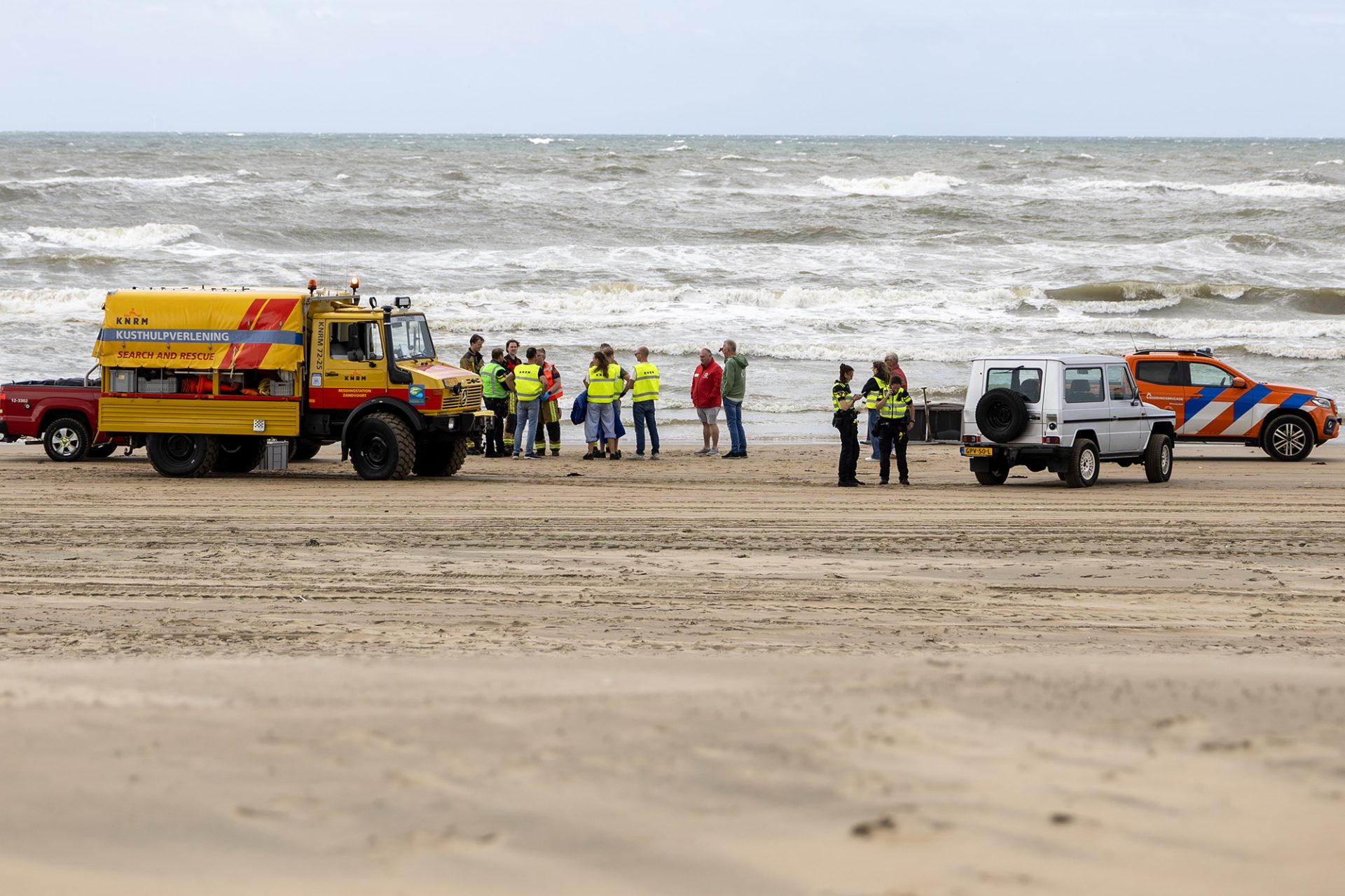 Overleden persoon aangetroffen in zee, politie doet onderzoek