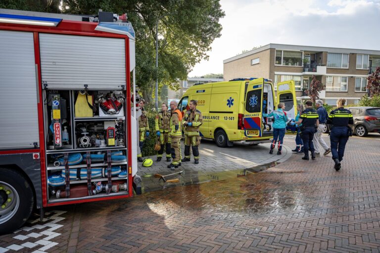 Vrouw raakt bekneld in lift terwijl hondje aan andere kant achterblijft