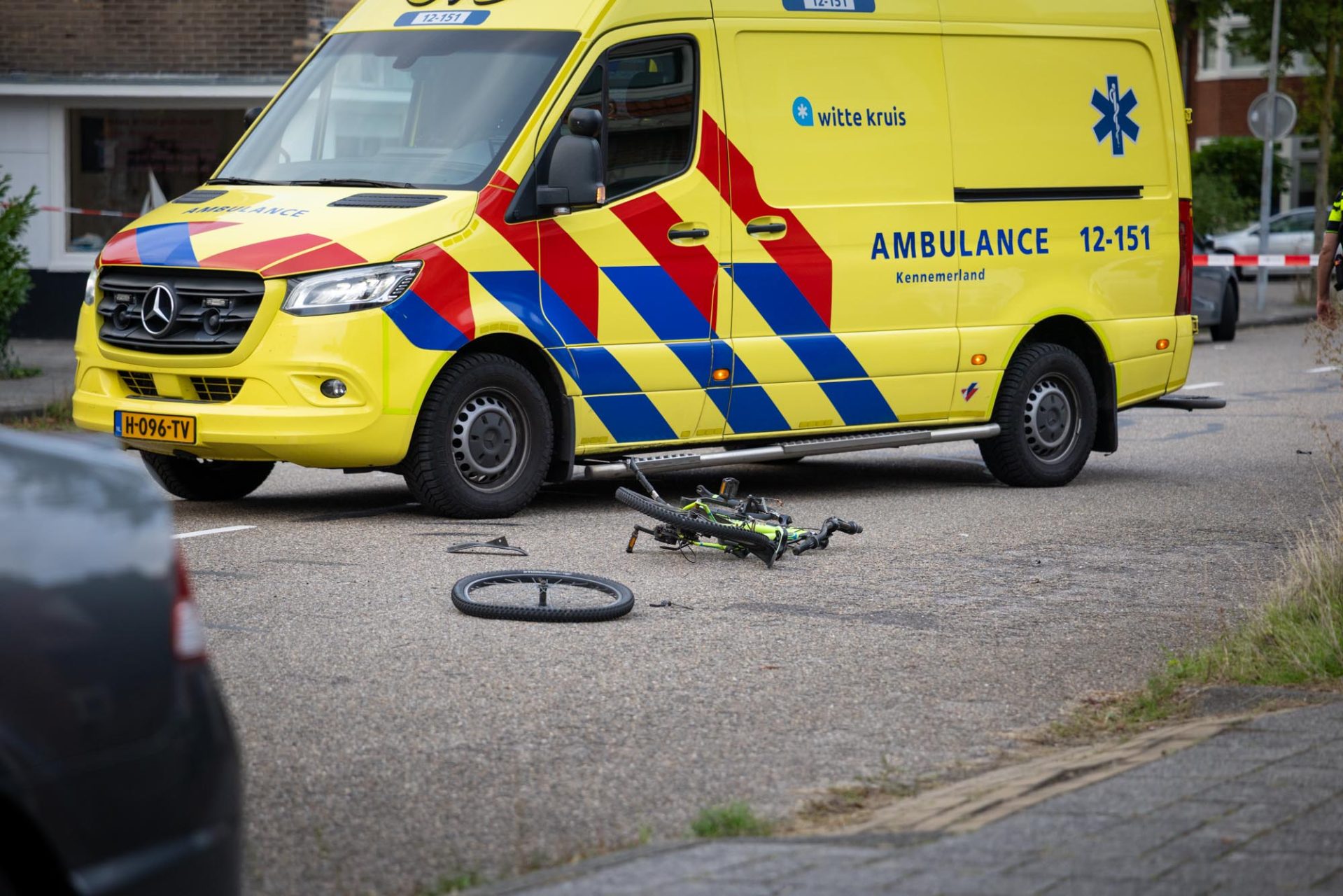 Jong kind zwaargewond na aanrijding, automobilist rijdt door