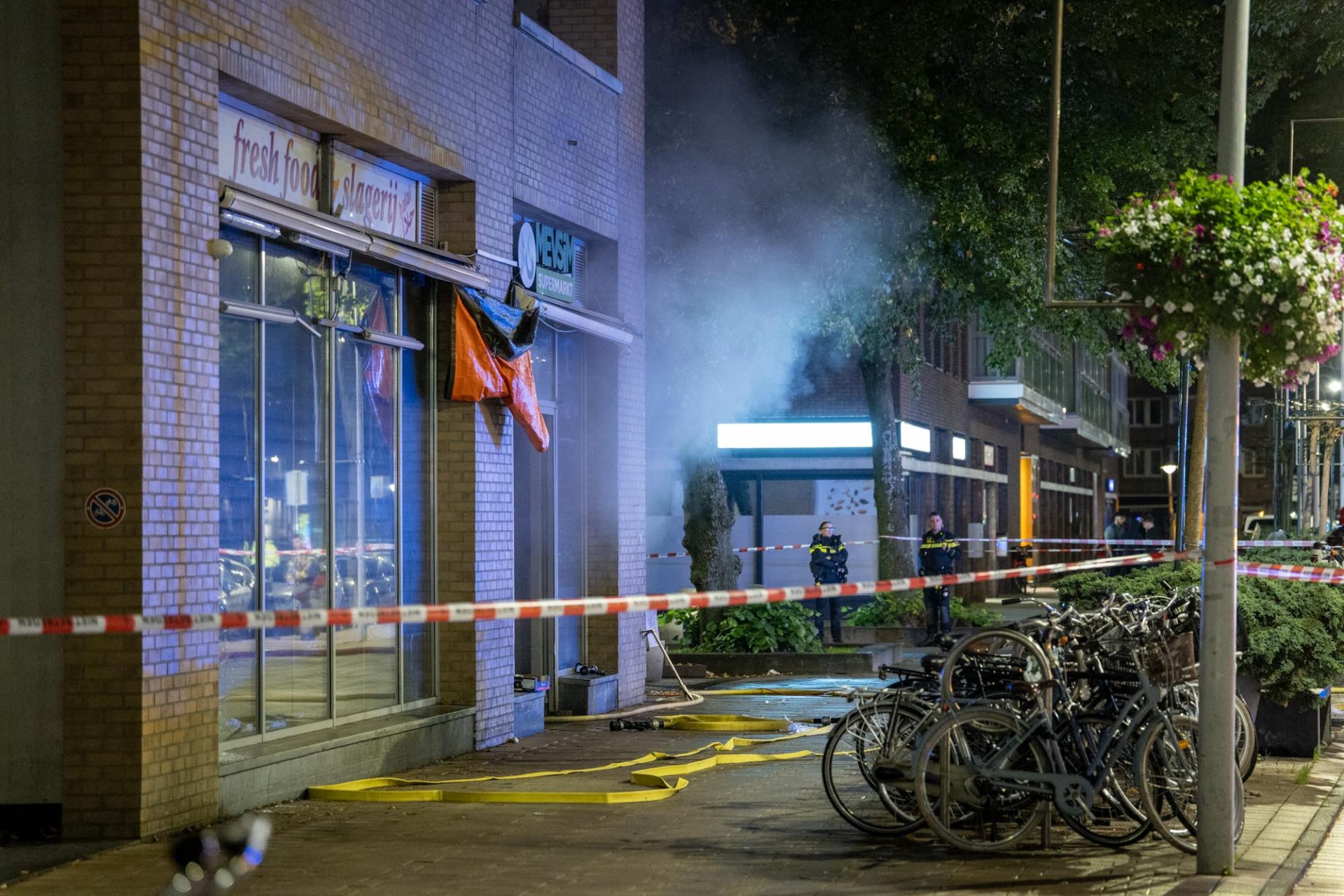 Woningen ontruimd tijdens grote brand in supermarkt