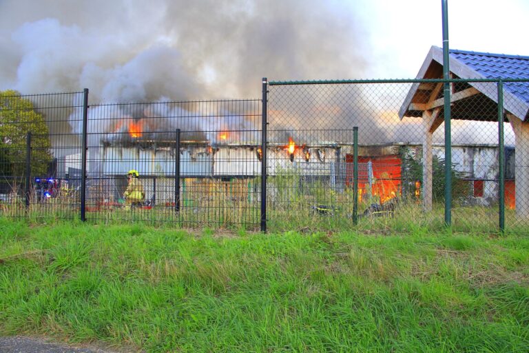Bedrijfspand volledig in lichterlaaie bij grote brand