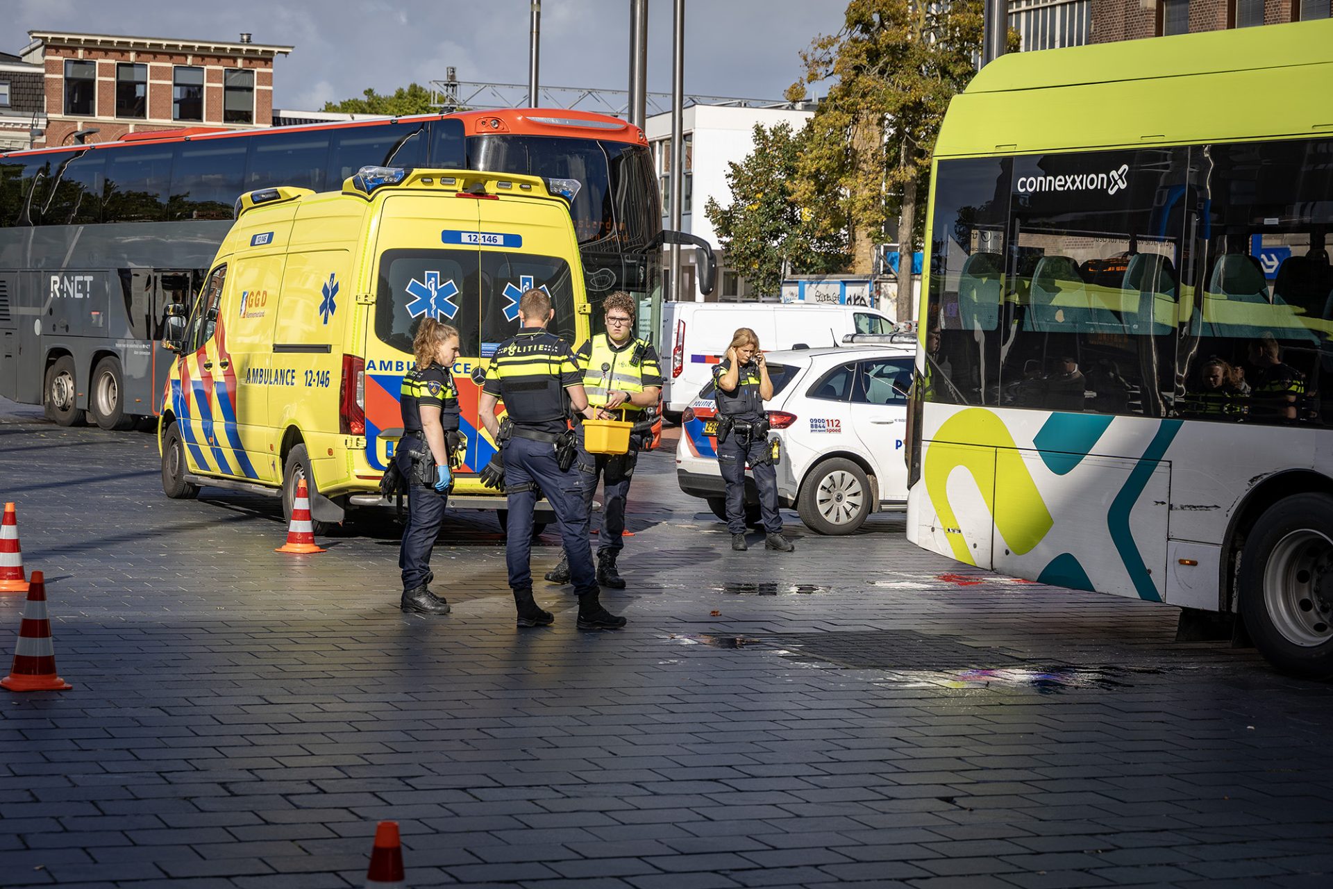 Man gewond nadat bus over zijn voet rijdt in Haarlem