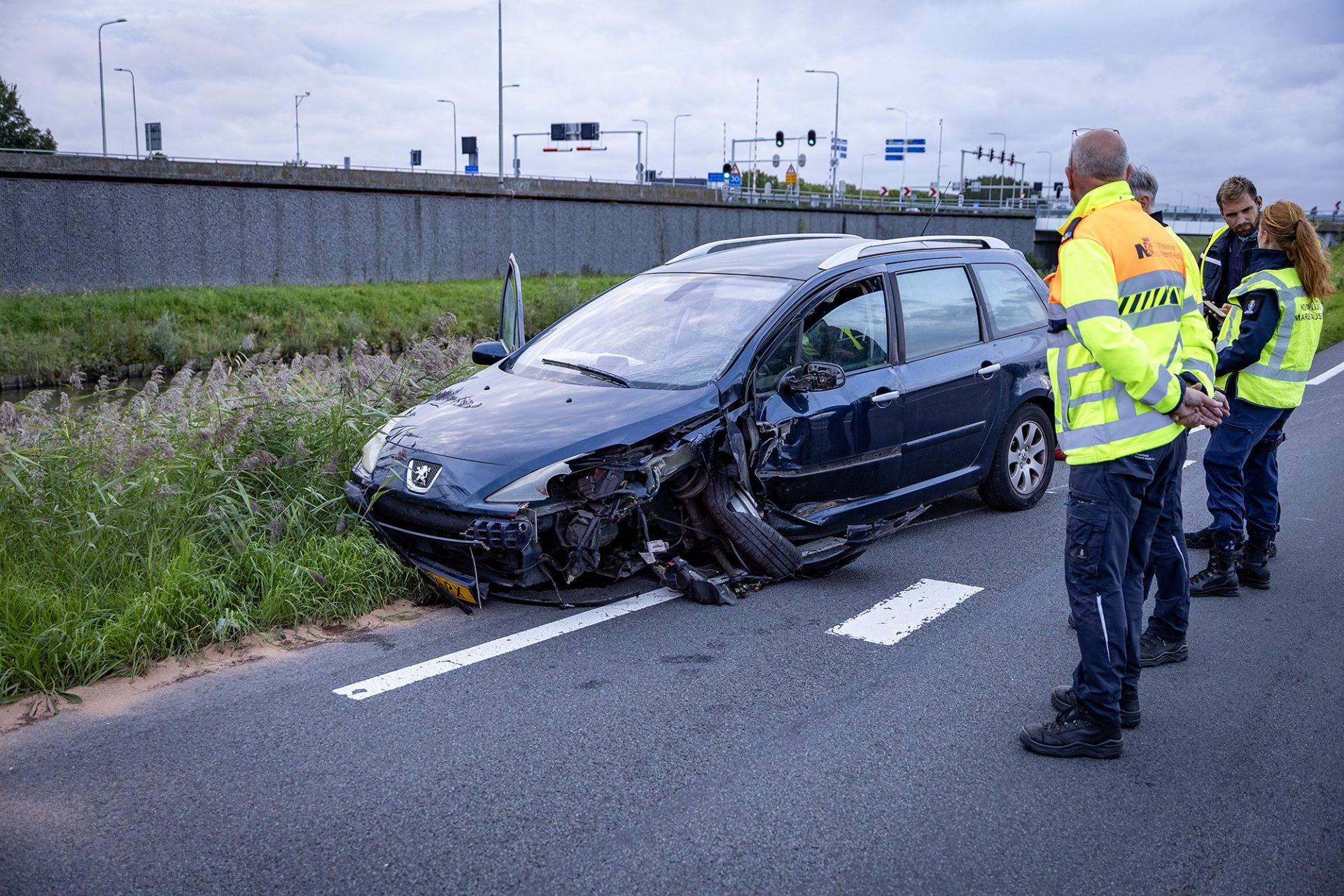 Bestuurder vlucht via sloot na zware crash, politiehelikopter ingezet