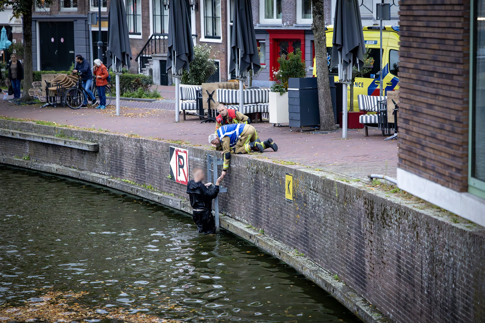 Man uit water gered door brandweer