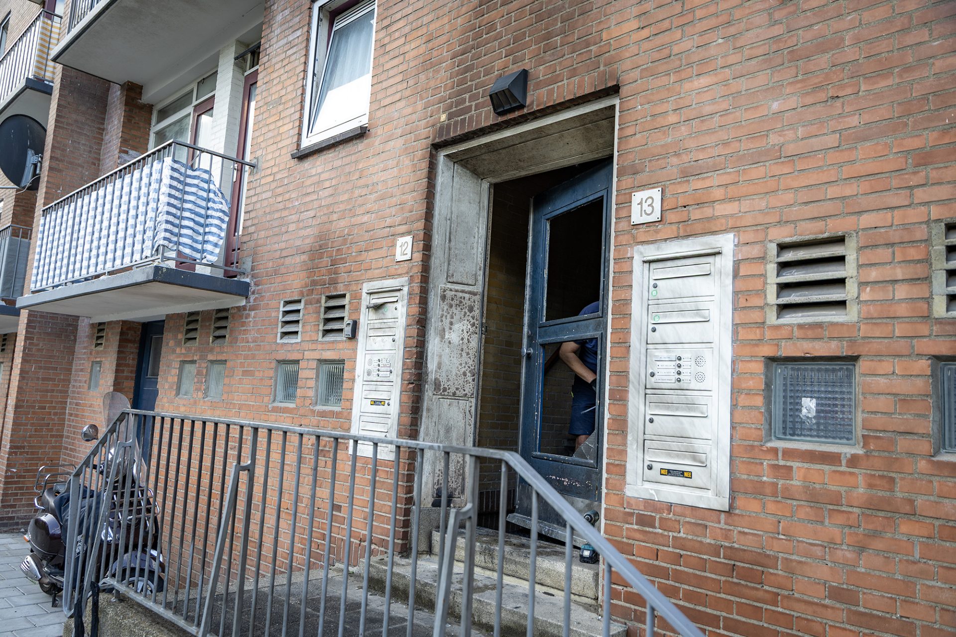 Explosie bij appartementencomplex veroorzaakt schade