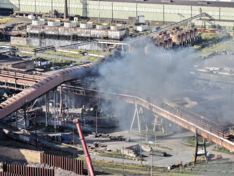 Transportband bij Tata Steel vliegt in brand, flinke rookontwikkeling