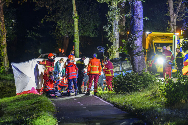 Jonge automobilist zwaargewond na botsing tegen boom