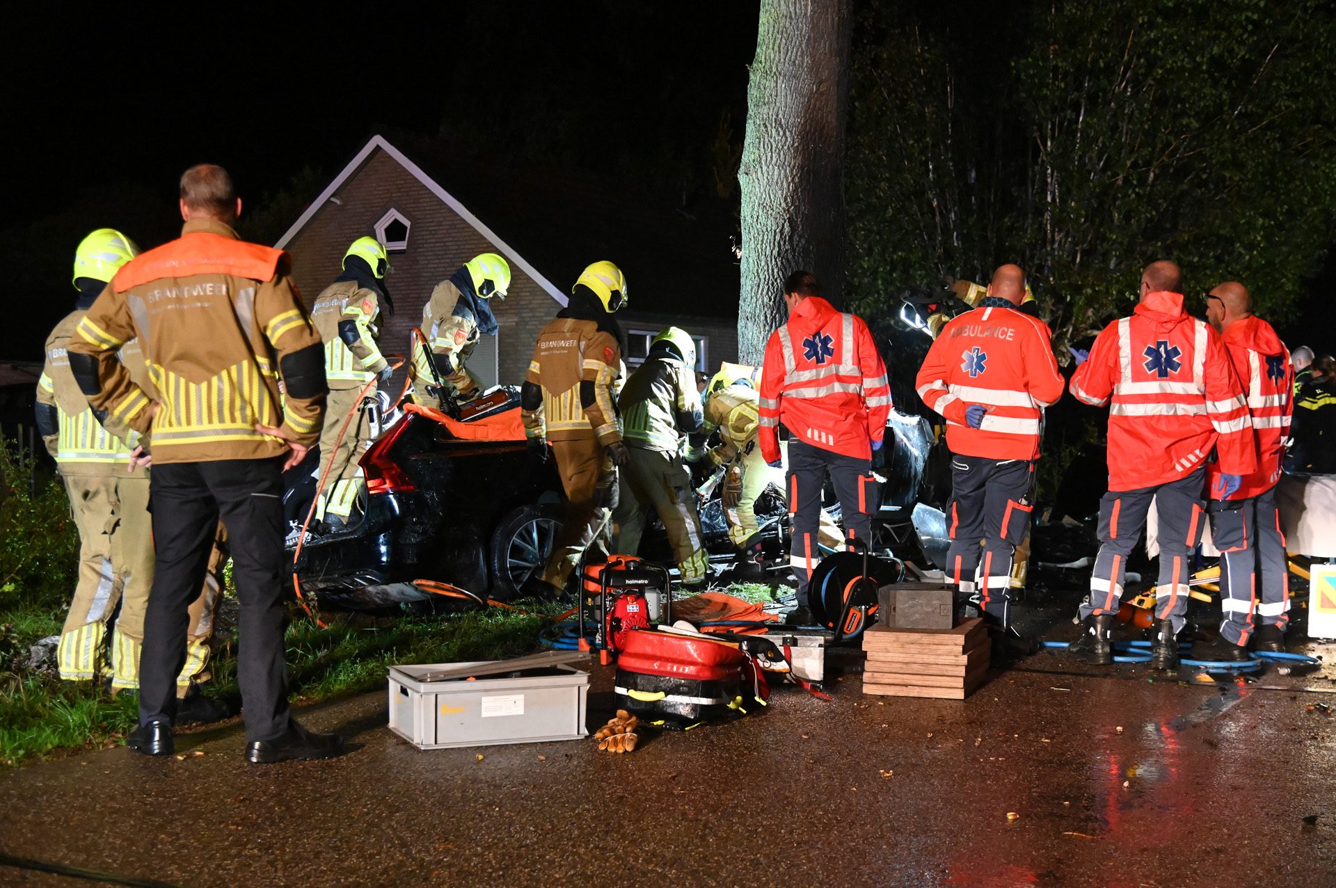 Auto crasht tegen boom, man en vrouw zwaargewond
