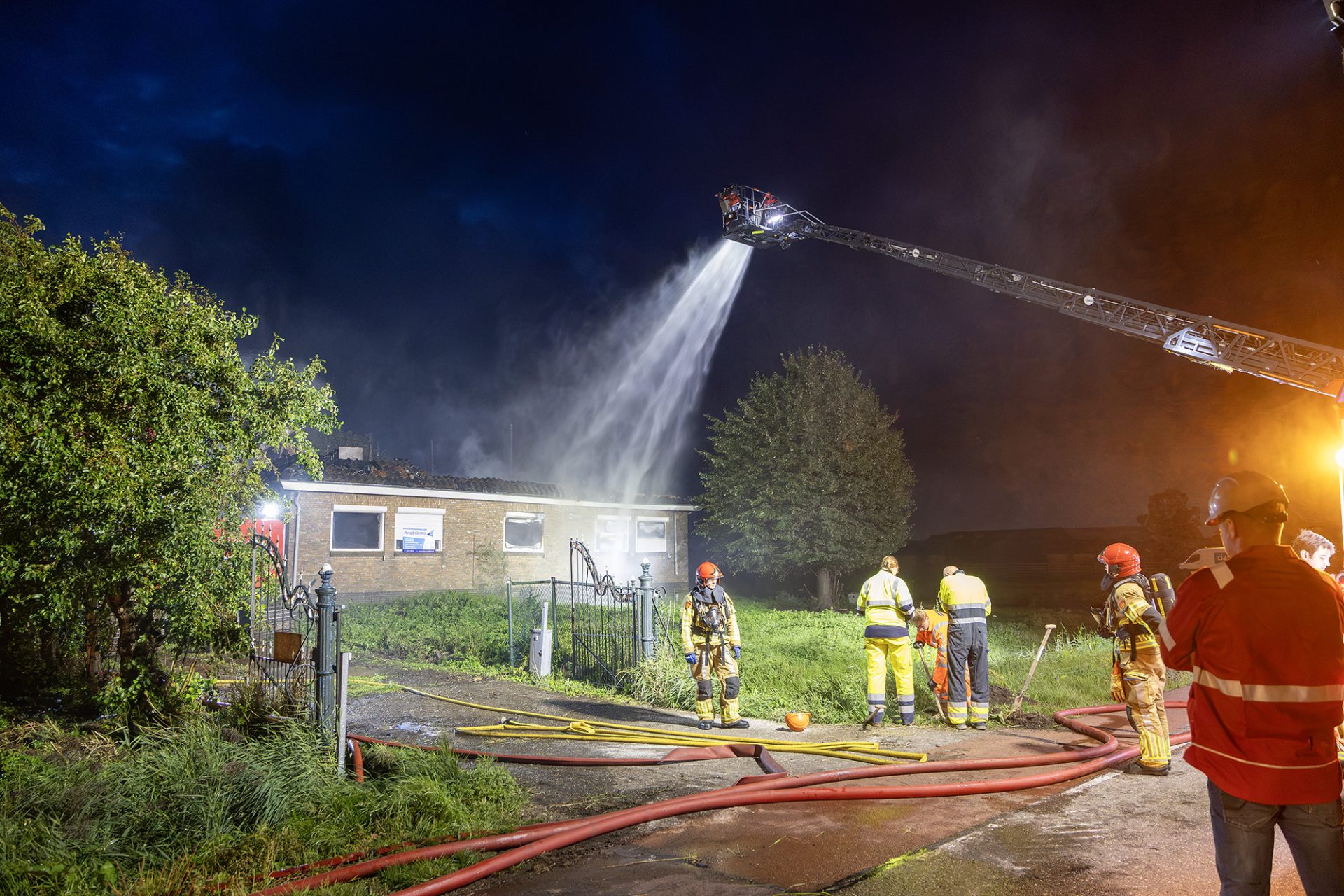 Vrijstaande woning uitgebrand, oorzaak onbekend