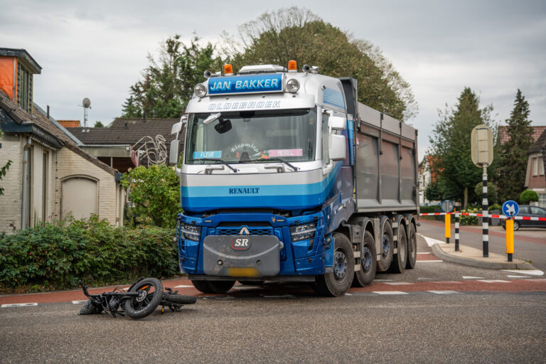 UPDATE: Minderjarige fietser zeer ernstig gewond na botsing met vrachtwagen