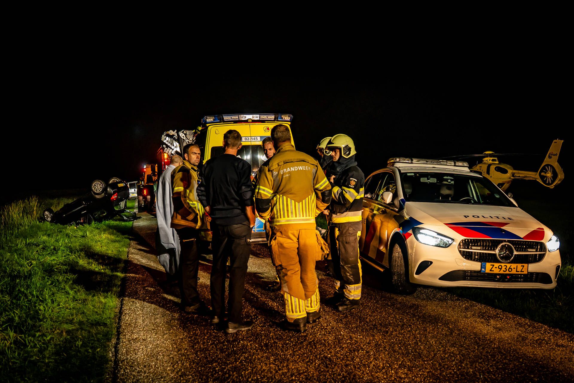 Vrouw zwaargewond nadat auto op de kop in water belandt