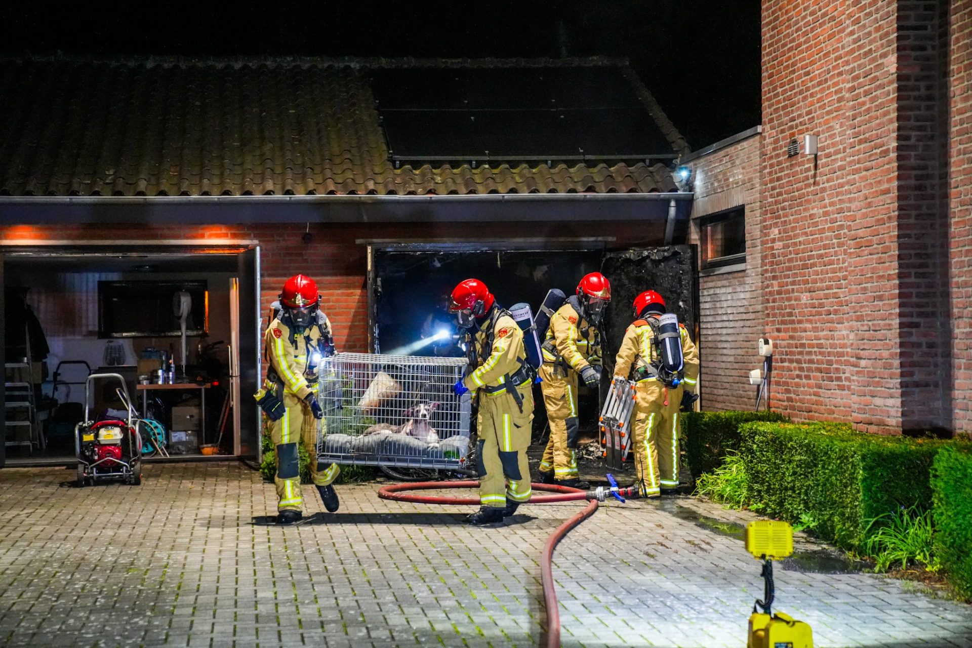 Hond gered tijdens felle brand in garage van woning