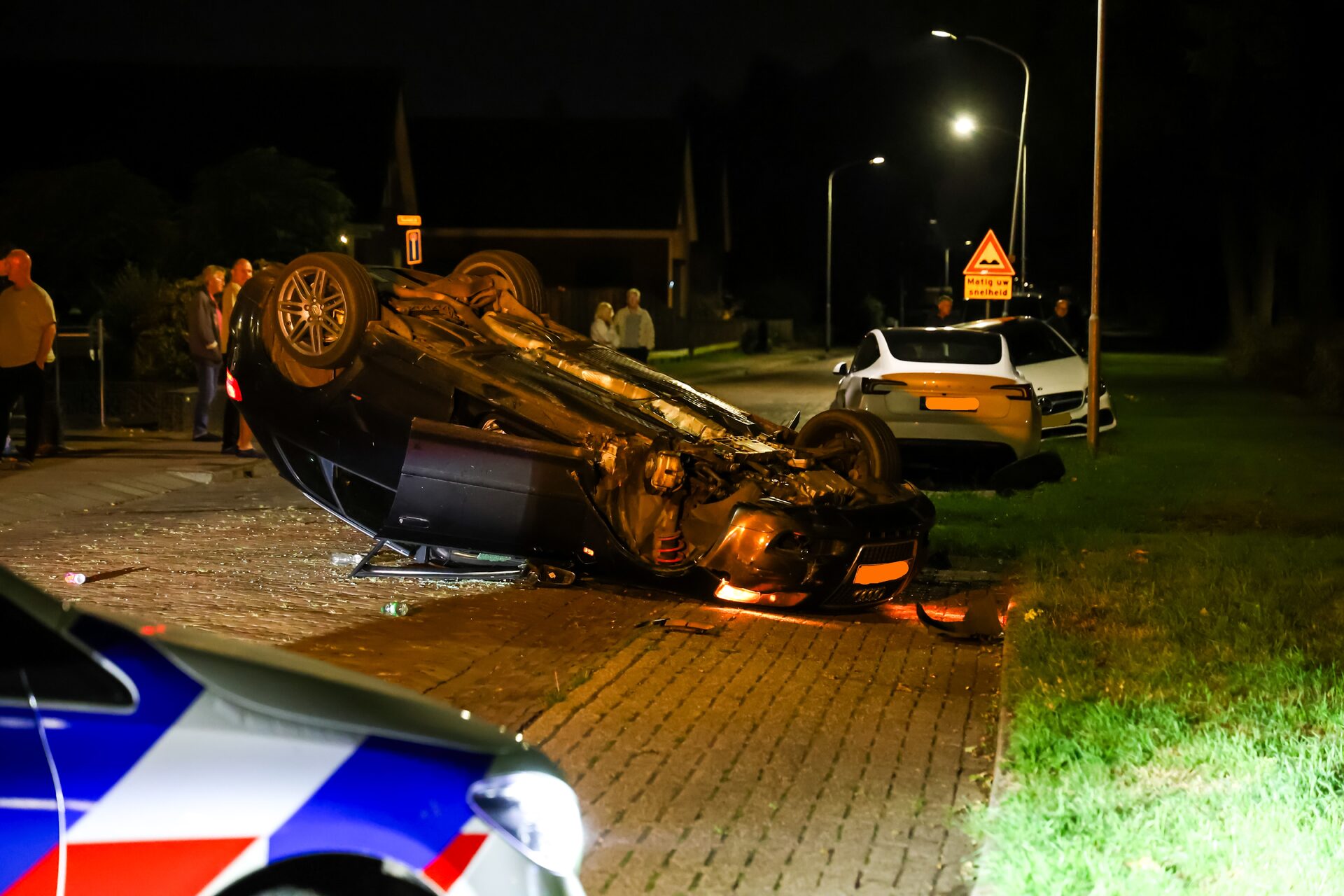 Automobilist ramt geparkeerde auto’s en slaat over de kop