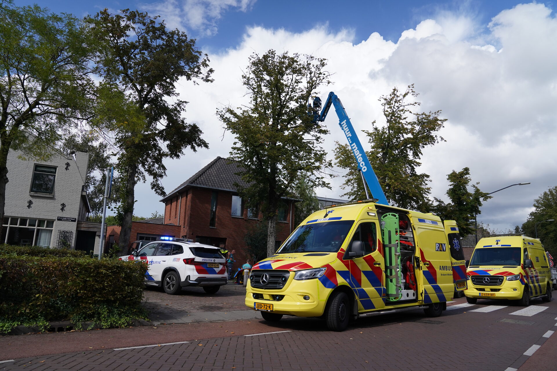 UPDATE: Man zwaargewond na aanval door Aziatische hoornaars vanuit hoogwerker