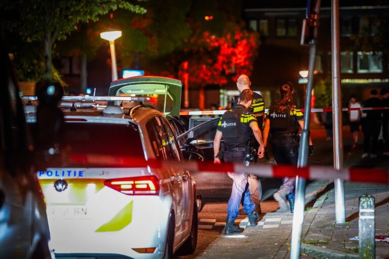 Twee mannen neergestoken, vijf verdachten aangehouden