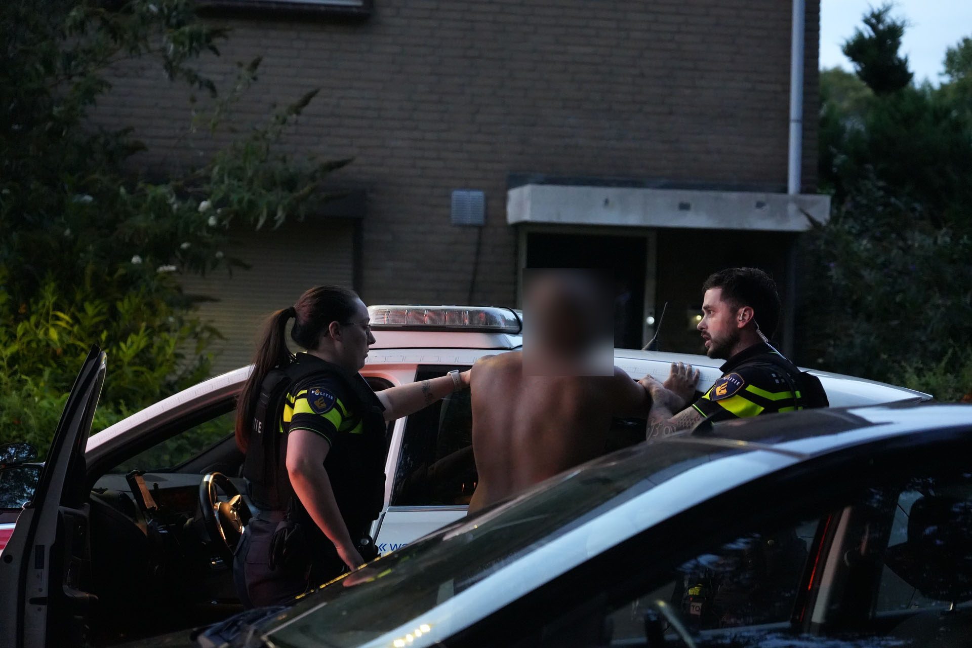 Tien agenten naar woning na melding over gewapende man