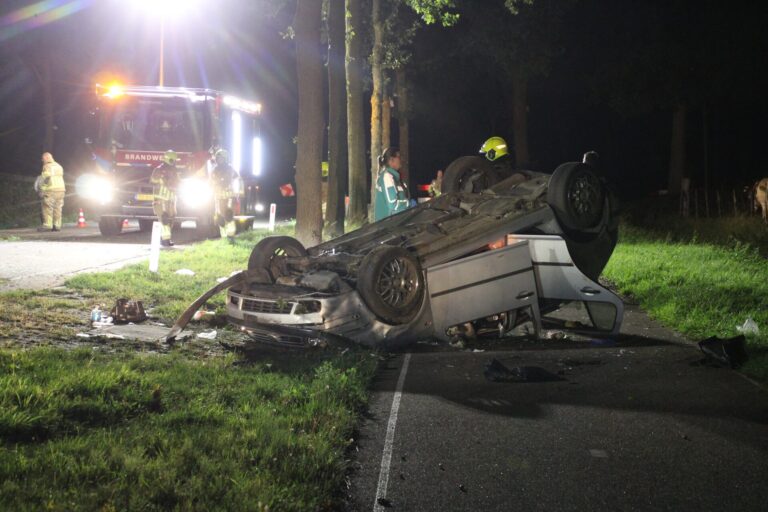 Auto op z’n kop na crash, bestuurder spoorloos