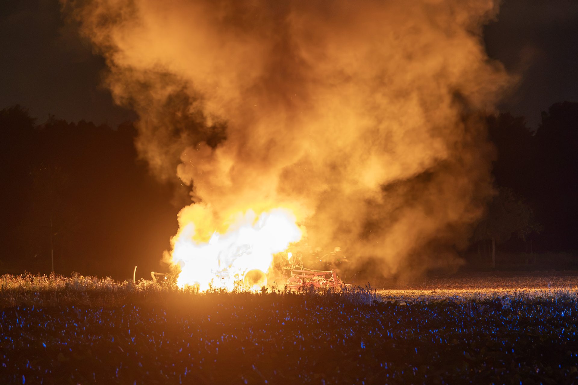 Landbouwvoertuig in lichterlaaie in weiland in Hoofddorp