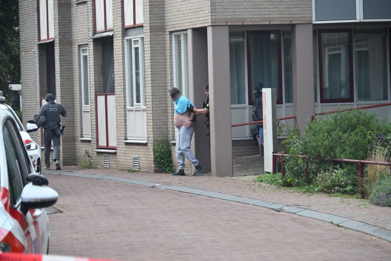 UPDATE: Persoon aangehouden na melding over mogelijk vuurwapen