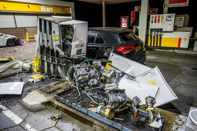 Automobilist rijdt pomp omver bij tankstation en slaat op de vlucht