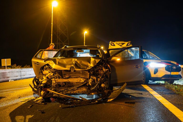 Ravage na kop-staart botsing, veroorzaker mogelijk onder invloed