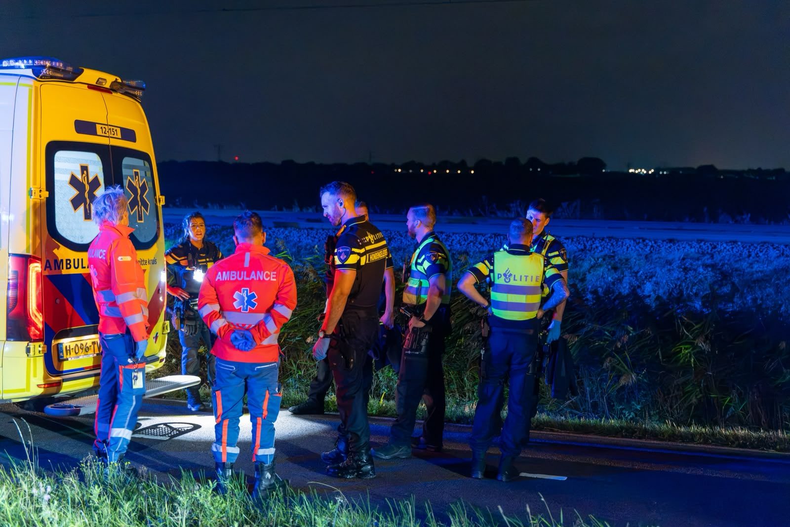 Zwaargewonde man gevonden langs spoor
